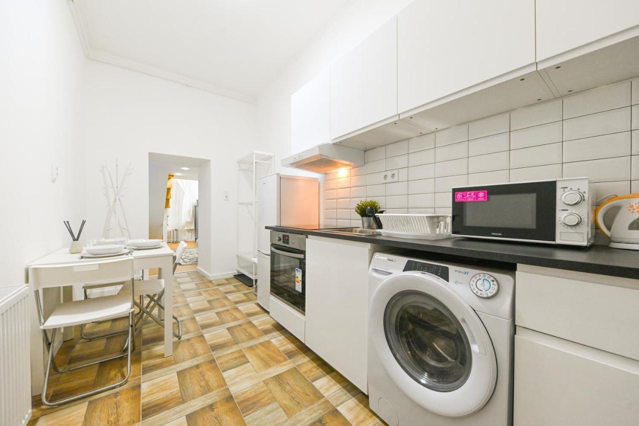 Charming Apartment In Damjanich Str., Lucas Budapest Exteriör bild